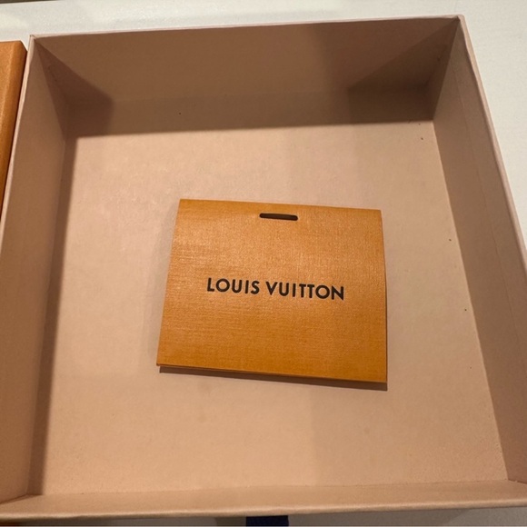 Authentic Louis Vuitton Women’s 65 CM Belt (Never Worn) - Picture 4 of 7